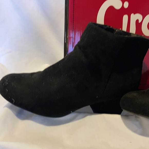 Black faux suede booties - Picture 2 of 7